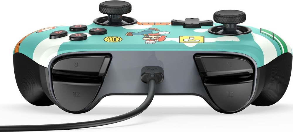 Na obrázku je čierny drôtový gamepad PowerA Advantage pre Nintendo Switch 2 z pohľadu na hornú zadnú časť. Uprostred je pripojený kábel, po stranách sú dobre vidieť horné tlačidlá a spúšte L, R, ZL a ZR. Rukoväte majú jemne textúrovaný povrch pre pevnejší úchop. V hornej časti snímky sú čiastočne vidieť aj analógové páčky, smerový kríž a tlačidlá A, B, X a Y.
