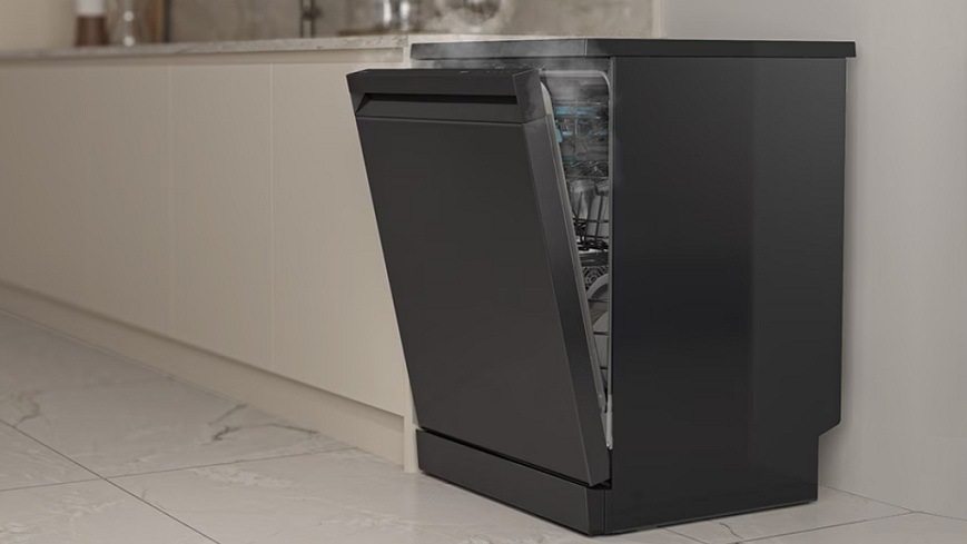 Umývačka riadu Samsung DW80H73YBUFU1 para uniká z pootvorenej umývačky Samsung DW80H73YBUFU1