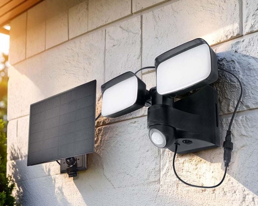Svietidlo vonkajšie Solight LED solární se senzorem, 9W, 850lm, 4000K, Li-Ion čierne Vonkajšie solárne LED svietidlo Solight inštalované na fasáde domu