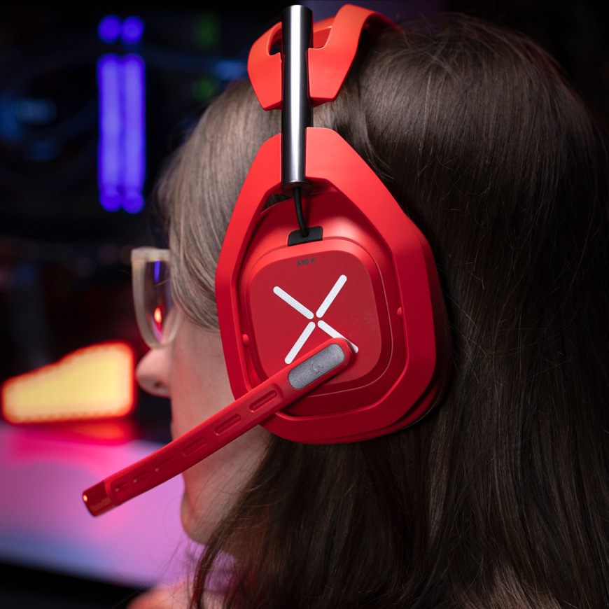 Headset Logitech G Astro A50 X Lightspeed Wireless + Base Station červený Osoba s nasadeným headsetom Logitech G A50 X LIGHTSPEED v bočnom profile