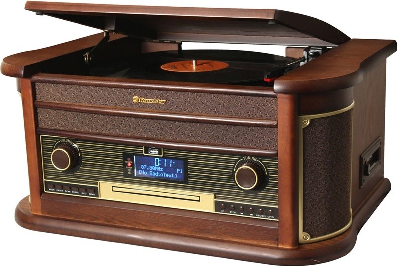 Gramofón Roadstar HIF-1996D+BT Detail predného ovládacieho panelu gramofónu Roadstar HIF-1996D+BT, DAB+. Uprostred je podsvietený displej a CD mechanika, hore USB port