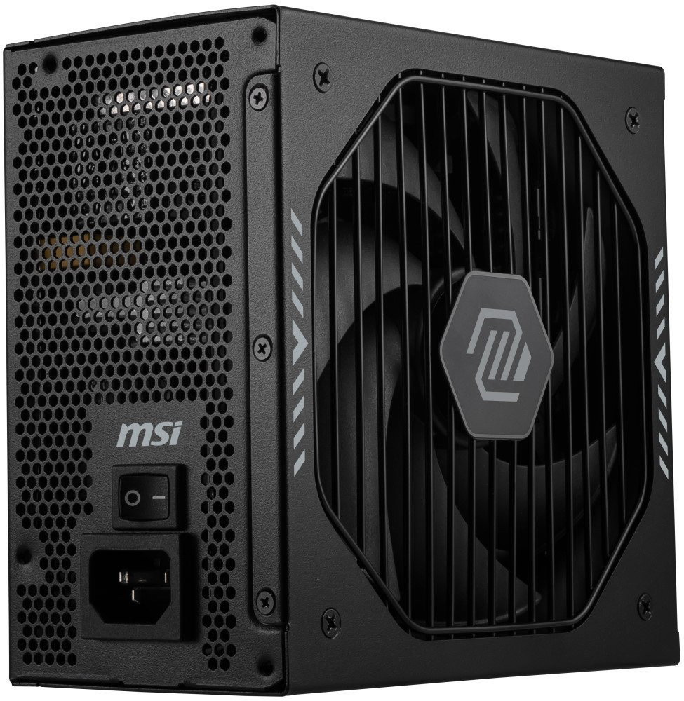 Zdroj MSI MSI MAG A850GLS 850W PCIE5 čierny Na obrázku je čierny počítačový napájací zdroj MSI MAG A850GLS 850W PCIE5 zachytený šikmo spredu. Vpravo je veľký ventilátor za čiernou mriežkou s logom MSI uprostred, vľavo zadný panel s jemnou perforáciou, kolískovým vypínačom a konektorom pre napájací kábel.