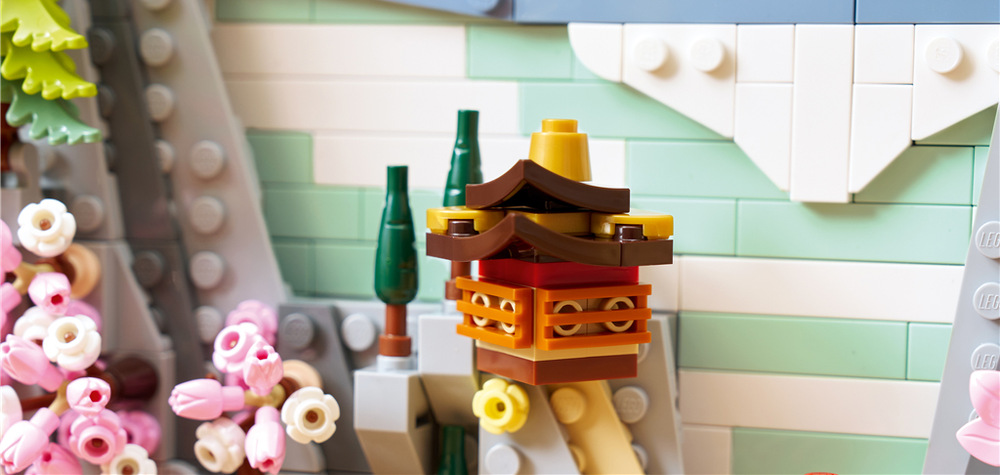 Stavebnica LEGO® Art 31218 Krajina se sakurami Stavebnica ponúka dospelým kreatívny odpočinok a vďaka aplikácii LEGO Builder poslúži aj ako originálny darček.