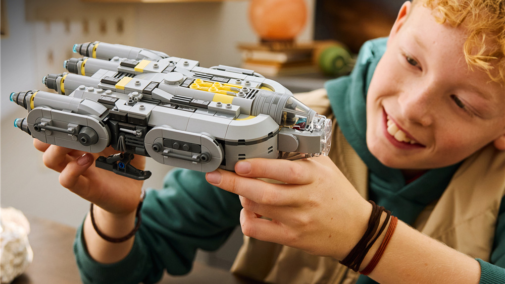 Stavebnica LEGO® Star Wars™ 75445 Anzellanská vesmírná loď Tri figúrky LEGO Star Wars vrátane Grogu umožňujú rozohrávať nové situácie v rôznych častiach lode.