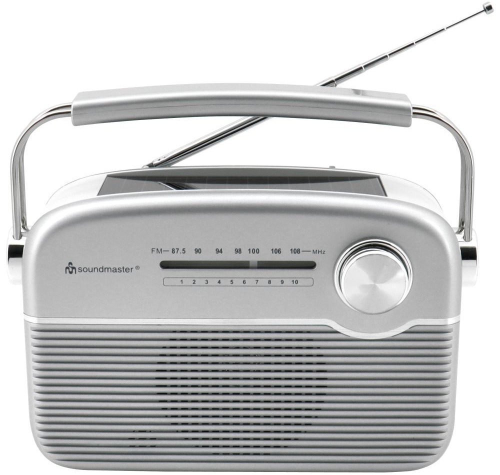 Čelný pohľad na rádio Soundmaster TR480SI s vytiahnutou anténou, FM stupnicou a chrómovaným madlom.