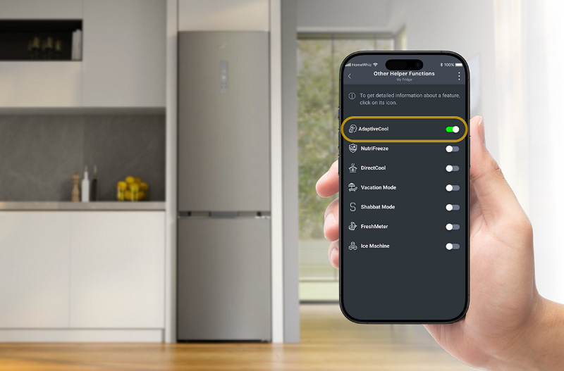 ruka držiaca šikovný mobilný telefón s aplikáciou AdaptiveCool, ktorú riadi umelá inteligencia