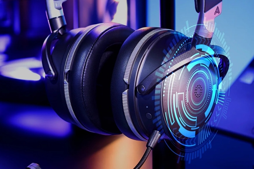 Headset Audeze Maxwell 2 ANC - PlayStation čierny Detail headsetu Audeze Maxwell 2 ANC v hernom prostredí s grafickým zvýraznením zvukovej technológie na náušníku