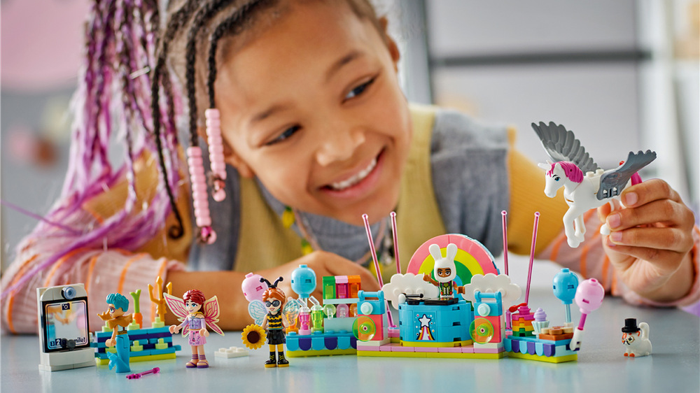Stavebnica LEGO ponúka priestor pre kostýmovú párty, kde si štyri minibábiky rozdelia rolky pri DJskom pulte, občerstvení alebo fotokútiku.