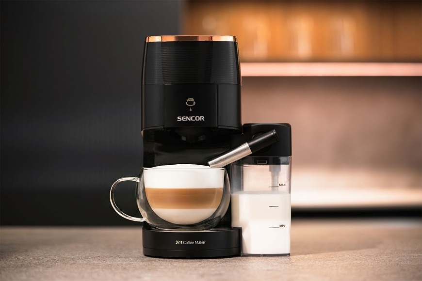 Kapsľový kávovar Sencor SCC 3000BK MARCO POLO práve pripravil bohatú penu na latté.