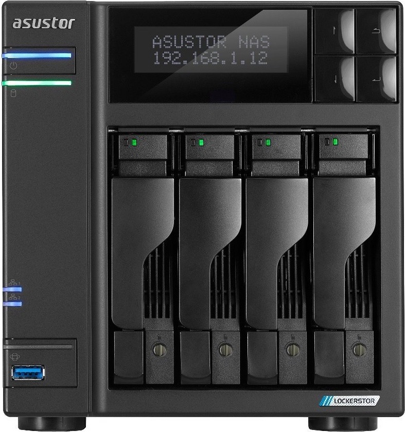 Sieťové úložisko Asustor Lockerstor 4 Gen2+ AS6704T v2 čierne Čelný pohľad na čierne štvoršachtové NAS Asustor Lockerstor. Hore má displej s textom ASUSTOR NAS a IP adresou, vpravo ovládacie tlačidlá, uprostred štyri výsuvné sloty pre disky a vľavo farebné kontrolky s modrým USB portom.