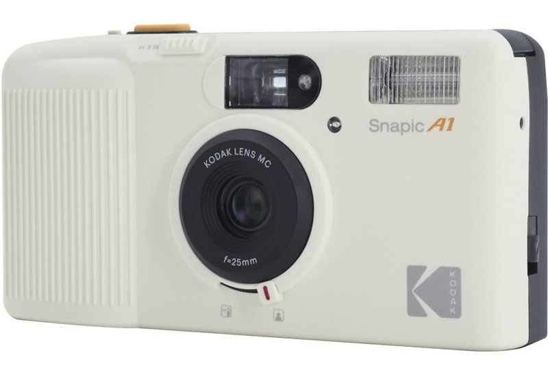 Kompaktný analógový fotoaparát Kodak so vstavaným bleskom, biela farba