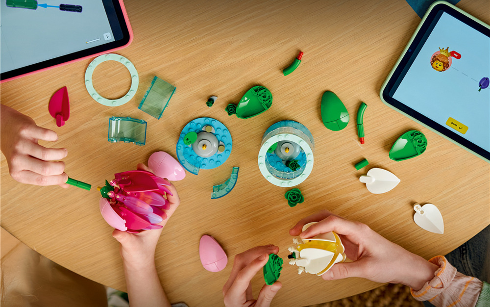 Stavebnica LEGO® Botanicals 11511 Lekníny Dva lekná v bielej a ružovej farbe je možné vďaka nastaviteľným okvetným lístkom naaranžovať rôzne.