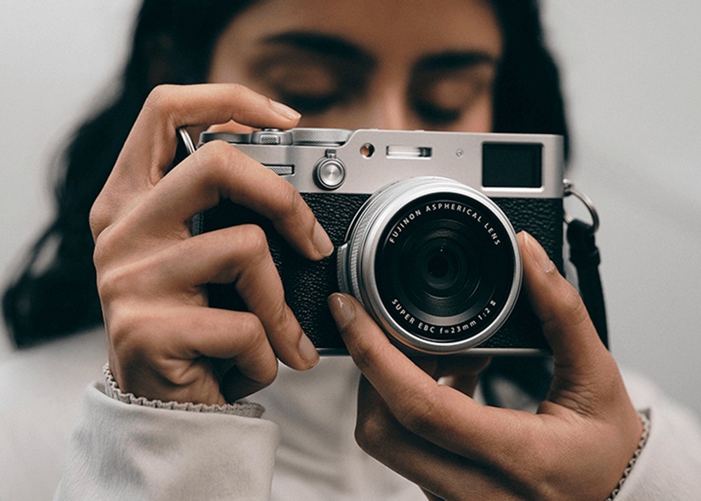 Žena fotografuje pomocou kompaktu Fujifilm X100VI