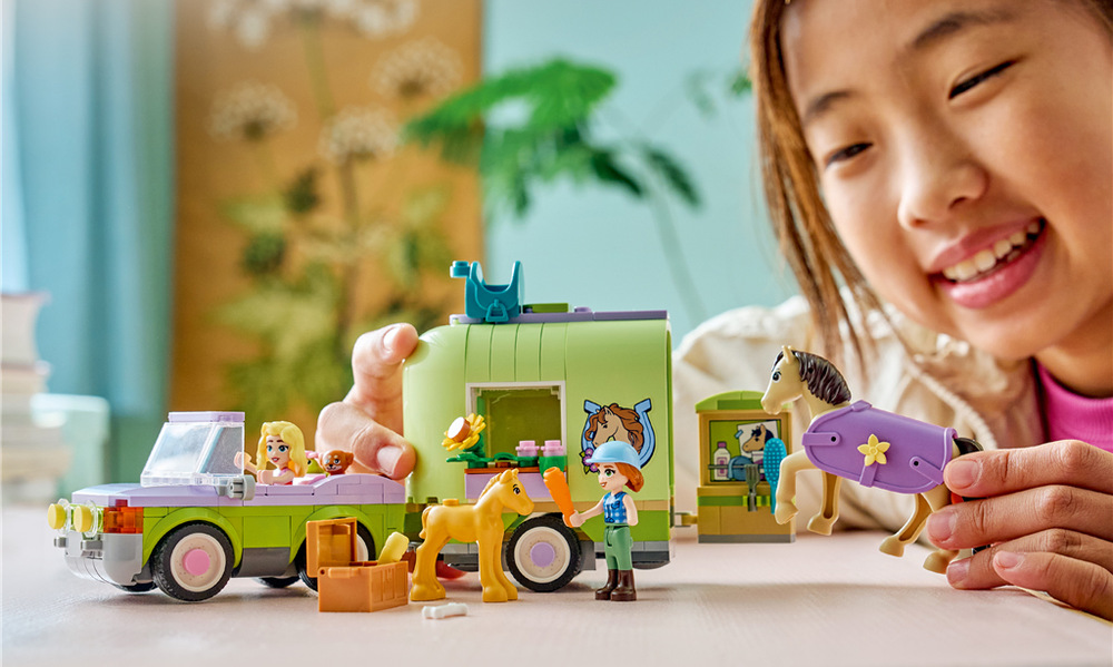 Stavebnica LEGO® Friends 42695 Přívěs s koněm a hříbětem Autumn a Matilde sa vydajú na výlet s koňom, žriebäťom, šteniatkom a žabou a užijú si spoločné dobrodružstvo.