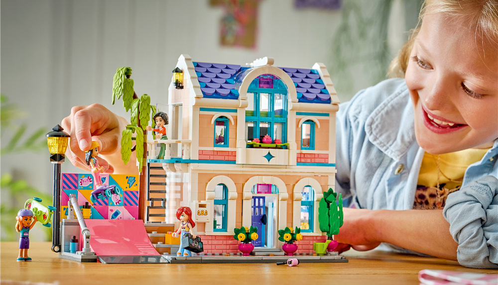 Stavebnica LEGO® Friends 42687 Liann a jej rodinný dom Aplikácia LEGO Builder uľahčí zostavenie domu z 946 dielikov a pomôže sledovať každý krok v 3D návode.