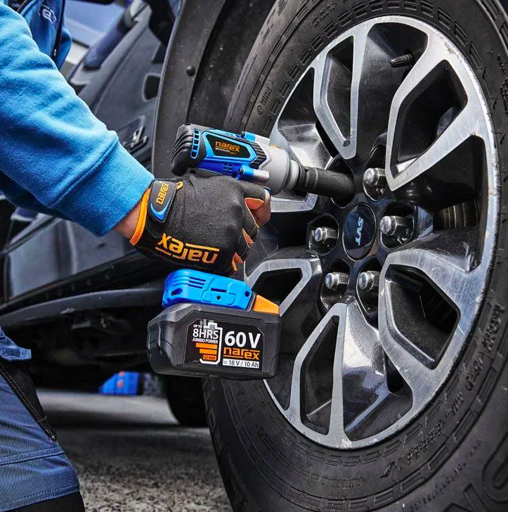 Doťahovák rázový Narex ASR 600-3MTB Basic Box (bez baterie) Rázový uťahovák Narex ASR 600-3MTB pri povoľovaní skrutiek kolesa osobného automobilu