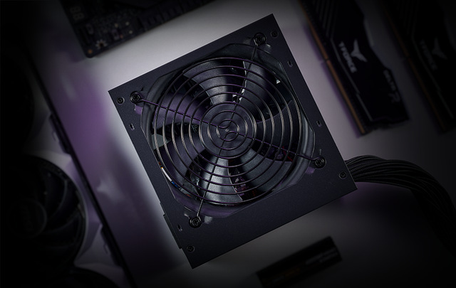 Zdroj Cooler Master MWE Bronze V3 650W, 80+ Bronze čierny Prevádzková teplota až 40 ° C zaručuje stabilitu a spoľahlivý chod aj pri extrémnej záťaži systému