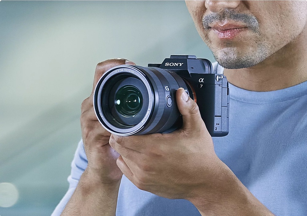 Detail muža fotografujúceho pomocou Sony Alpha A7 IV