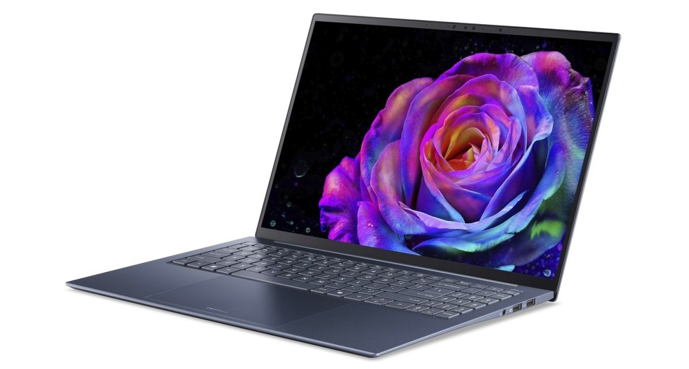 Notebook Acer Swift Edge 16 AI (SFE16-I51-92L1) modrý Otvorený a zapnutý notebook Acer Swift Edge 16 AI (SFE16-I51-92L1) otočený doľava