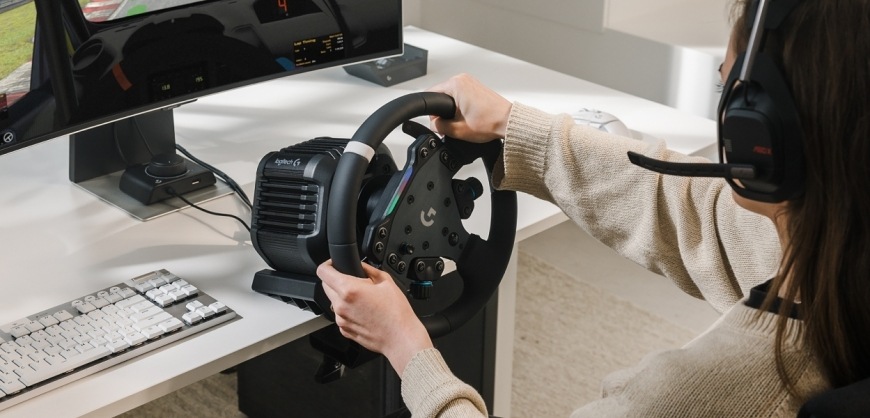 Volant Logitech RS50 System - PC čierny Hráčka používajúca Logitech RS50 System pri pretekaní na PC