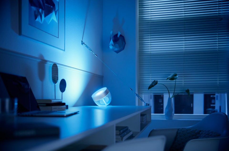 Stolná lampa Philips Hue Iris Gold Special Edition zlatá