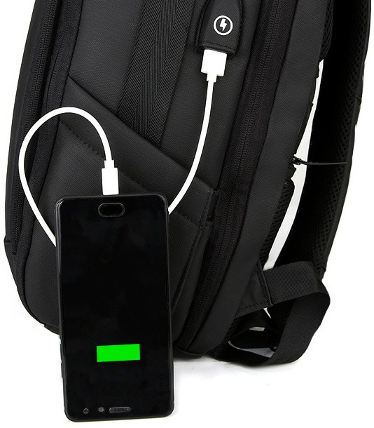 Batoh na notebook MYBALO Terra čierny Mobilný telefón pripojený k USB káblu na batohu.