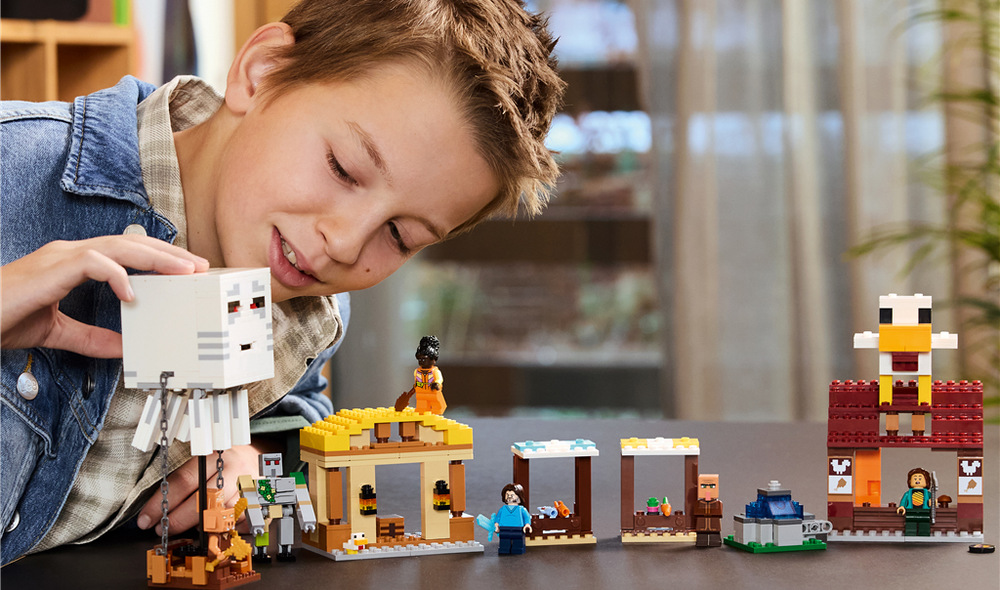 Stavebnica LEGO® Minecraft® 21273 Balón v podobě ďasa a útok na vesnici Veľký model sliepky na streche reštaurácie ukrýva funkciu znášania vajec, ktorá pridáva ďalší zábavný herný prvok