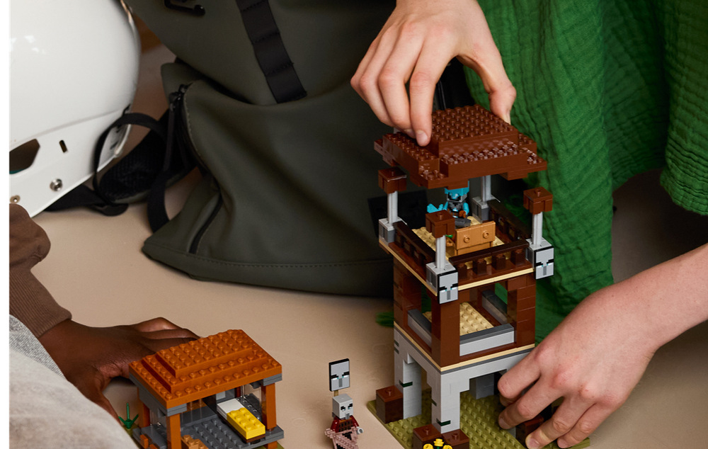 Stavebnica LEGO® Minecraft® 21278 Základna plenitelů a Ničitel Známe predmety z Minecraftu dávajú deťom ďalšie možnosti, ako rozvíjať vlastné príbehy a dobrodružstvá.