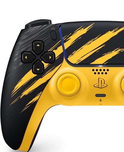 Detailný záber na čiernožltý herný ovládač pre PlayStation 5, na ktorom je vidieť smerové tlačidlá, analógová páčka, otvory pre reproduktory a výrazný grafický motív z hry Marvel's Wolverine.