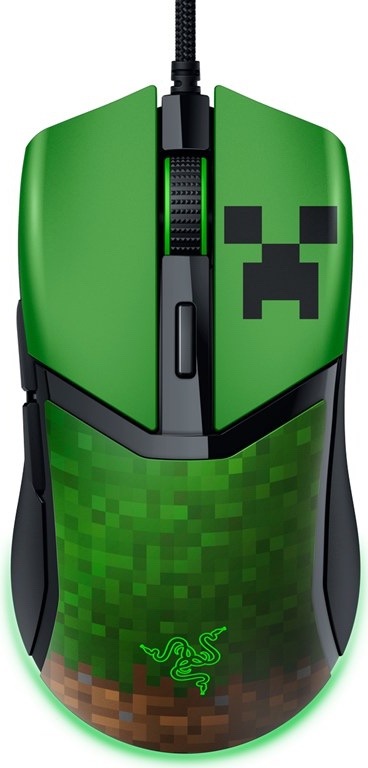 Na obrázku je drôtová herná myš Razer Cobra Lightweight Wired Minecraft Edition. Myš má zeleno-čierne prevedenie s motívom Minecraftu, vrátane tváre Creepera na hornej časti a pixelovej grafiky v spodnej časti. Uprostred je koliesko, pod ním tlačidlo az prednej časti vedie opletený kábel. Po stranách sú čierne bočné plochy a okolo spodnej hrany je zelené podsvietenie.