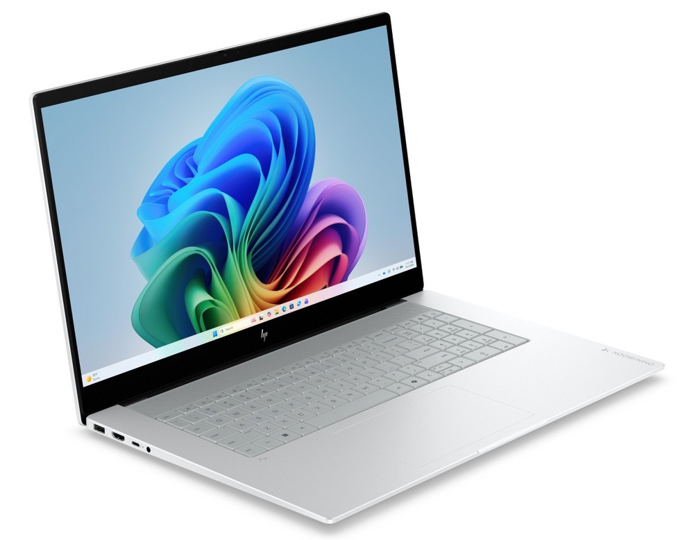 Notebook HP OmniBook X AI 17-de0071ncx + Game Pass predplatné na 2 mesiace strieborný Otvorený a zapnutý notebook HP OmniBook X AI 17 otočený doprava