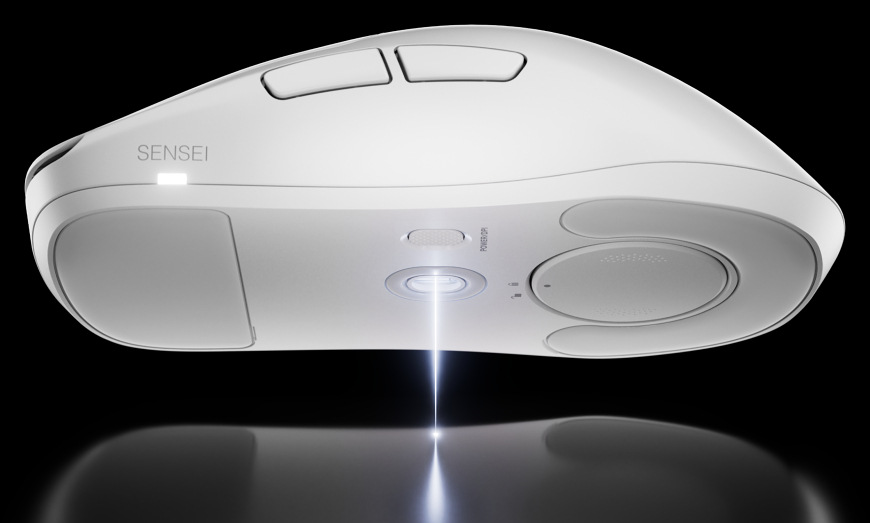Spodná strana myši SteelSeries Sensei Pro s optickým senzorom a PTFE klznicami