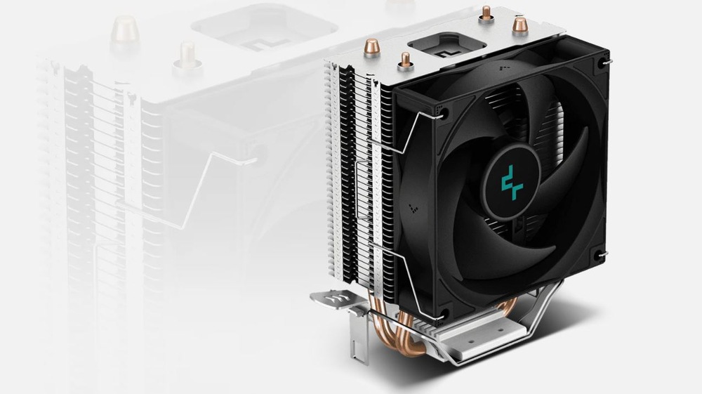 Čierny chladič procesora s veľkým ventilátorom a niekoľkými hliníkovými rebrami. Má elegantný a moderný dizajn s dôrazom na efektívnu chladiacu technológiu.
