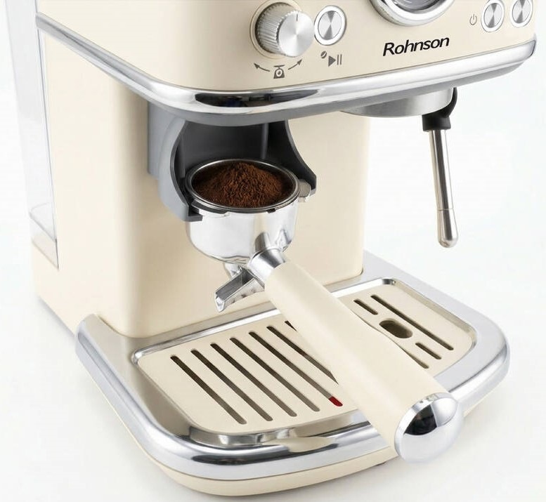 Pákový kávovar Rohnson R-98250C 2v1 krémový Detail na čerstvo namletú kávu na prípravu vyváženého espressa.