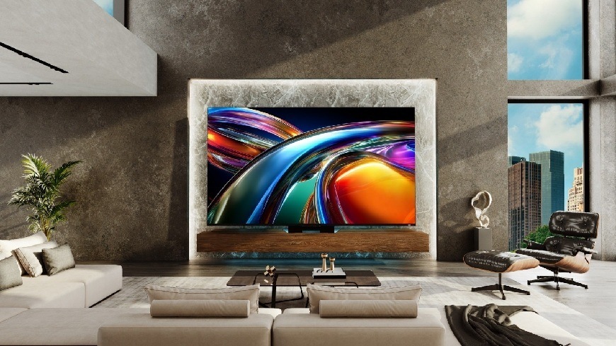 Televízia Hisense 85UR9S visí na stene v obývacej izbe