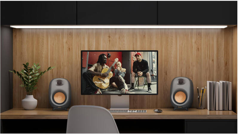 Reproduktory YENKEE YSP 2060 2.0 80W čierne Reproduktory Yenkee YSP 2060 na pracovnom stole vedľa monitora v modernom interiéri
