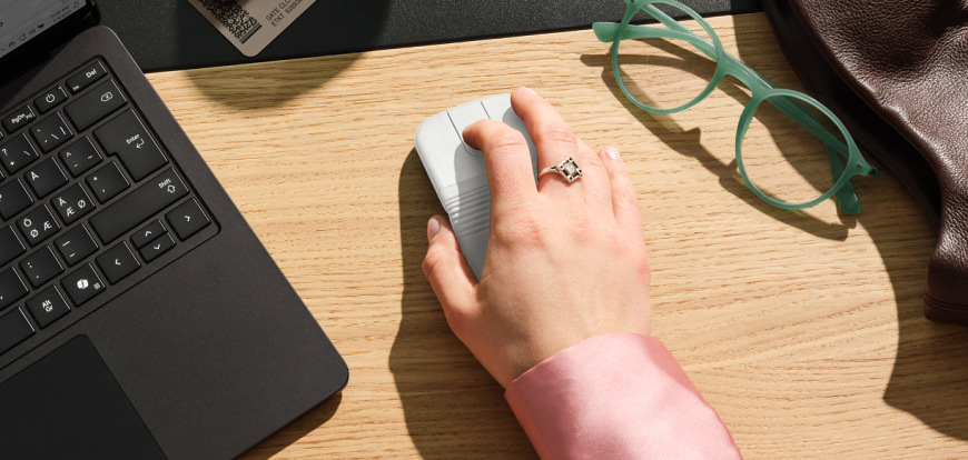 Myš Logitech MOBI FOLD grafitová farba Kompaktná bezdrôtová myš Logitech Mobi Fold je ideálna pre notebook, tablet aj prácu na zdieľaných pracovných miestach