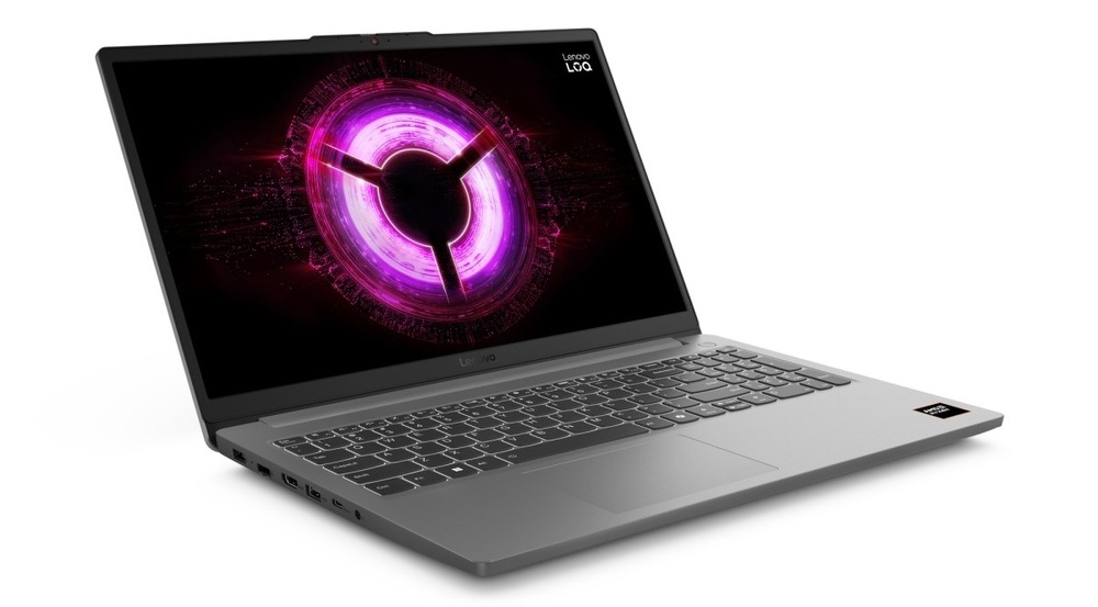 Otvorený a zapnutý notebook Lenovo LOQ 15ARP10E otočený doprava