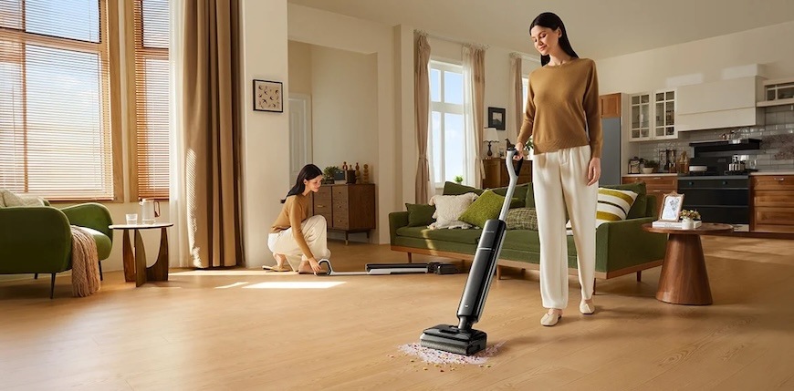 Čistič tvrdých podláh Dreame G12 Pro čierny/sivý S ultraštíhlym telom o výške iba 9,85 cm a možnosťou plného sklopenia až do uhla 180 ° zvládne podlahová umývačka hravo upratať pod posteľou, pohovkou alebo komodou.