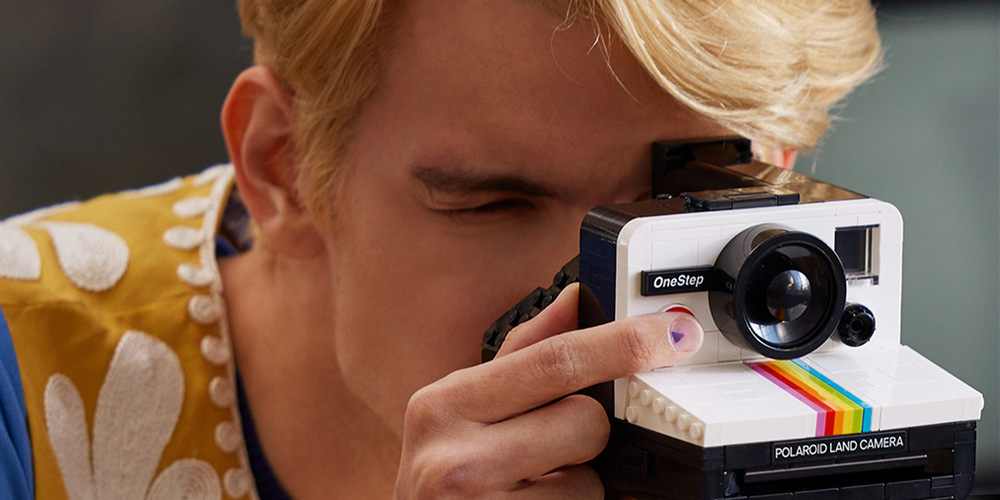 Stavebnica LEGO® Ideas 21345 Fotoaparát Polaroid OneStep SX-70 Tri ilustrované fotografie je možné vložiť do modelu a po stlačení spúšte ich nechať skutočne vysunúť.