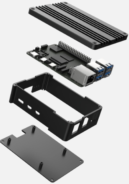 Case AKASA Pi 5 Pro Aluminium case for Raspberry Pi 5 čierna Na fotografii je „explodovaný“ (rozložený) pohľad na puzdro AKASA Pi 5 Pro pre Raspberry Pi 5. Zhora nadol sú oddelené jednotlivé časti: rebrovaný hliníkový horný kryt slúžiaci ako pasívny chladič, pod ním doska Raspberry Pi 5 s nasadeným vnútorným dielom/rozvodom tepla, ďalej stredový rám puzdra s výzvami montážnymi stĺpikmi a otvormi pre skrutky. Všetko je zobrazené na bielom pozadí a diely sú od seba odsadené, aby bolo vidieť konštrukciu a spôsob zostavenia.