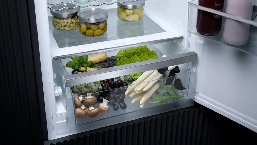 Pohľad na otvorenú zásuvku DailyFresh so zeleninou