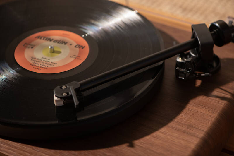 Gramofón Crosley C65 hnedý Detail ramienka a prenosky Audio-Technica gramofónu Crosley C65 pri prehrávaní vinylu
