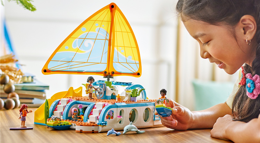 Stavebnica LEGO® Friends 42664 Dobrodružstvo na jachte Jachta ponúka deťom základňu pre spoločné prázdninové príbehy, v ktorých si každý z kamarátov nájde svoju rolu.