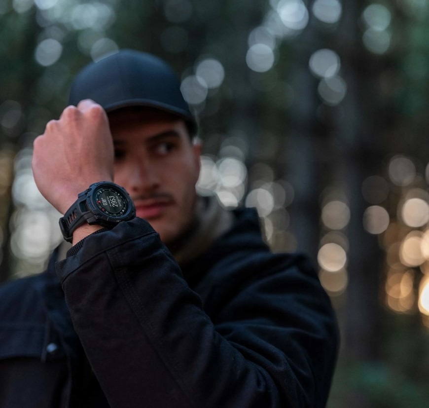 Inteligentné hodinky Garmin Instinct 3 - 50 mm AMOLED - Tactical Edition čierne Muž v lese s nasadenými šikovnými hodinkami Garmin Instinct 3 – 50 mm, AMOLED, Tactical Edition