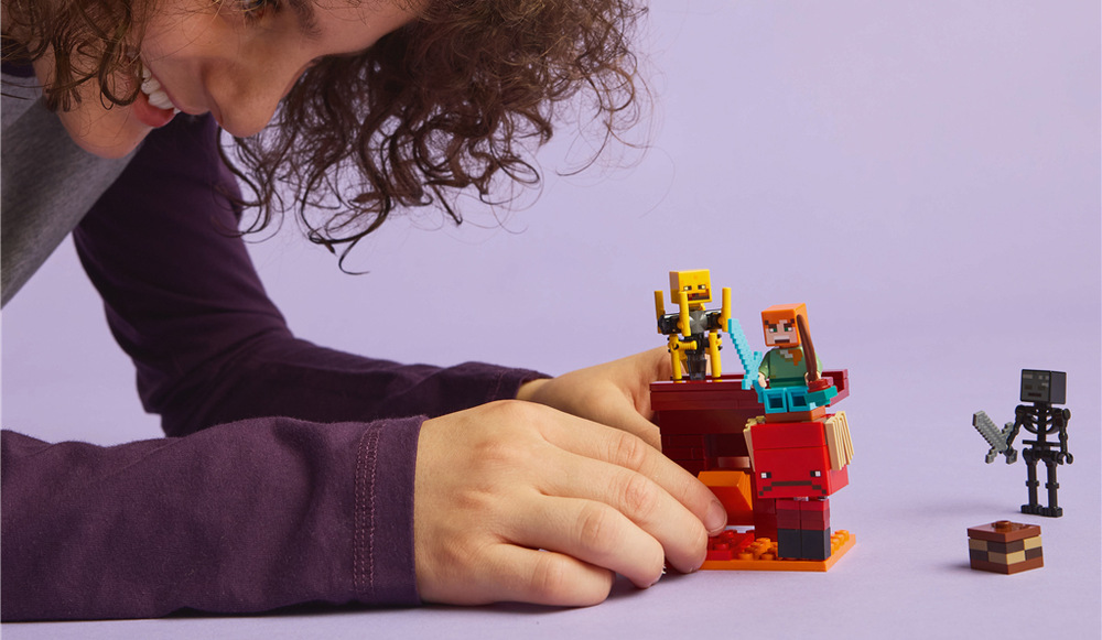 Stavebnica LEGO® Minecraft® 21266 Lávová bitva v Netheru Model deti zavedie do Minecraftu, kde čelí mobom, láve a ďalším nástrahám.