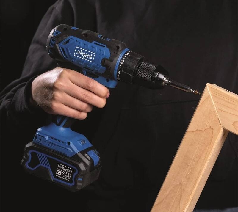 Vŕtací skrutkovač Scheppach C-DD45-X-SET S - 20 V IXES (s baterií) Detailný pohľad na nastavenie krútiaceho momentu na prstenci aku vŕtačky Scheppach pri skrutkovaní do dreveného rámu.