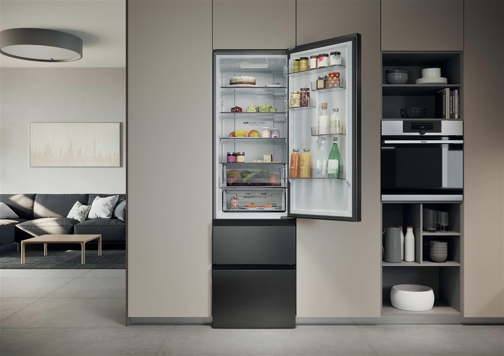 Chladnička s mrazničkou Haier HTR3620CNMP, tmavý nerez Chladnička komb. Haier HTR3620CNMP lifestylové foto v kuchyni