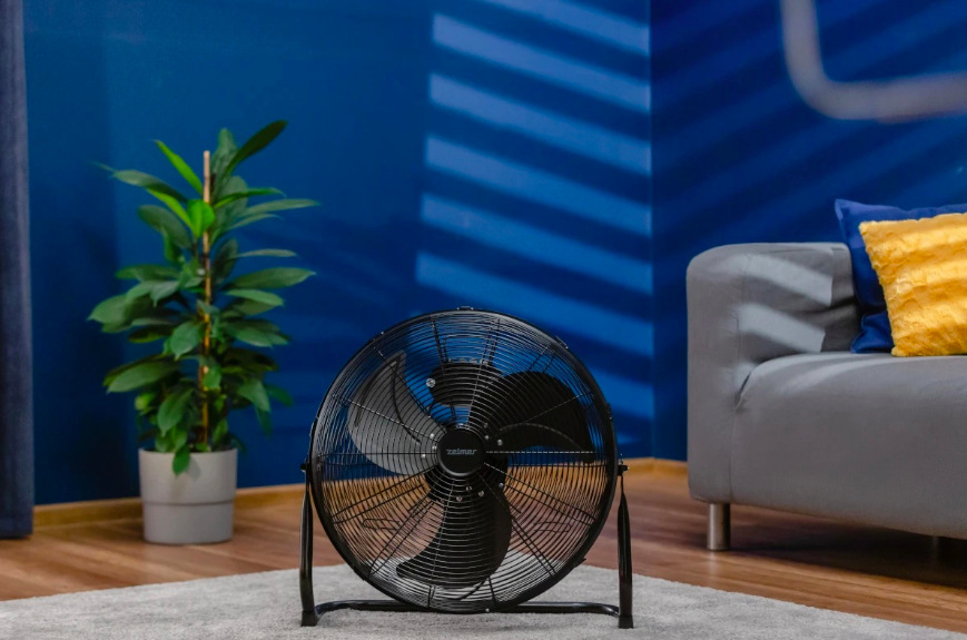 Ventilátor podlahový Zelmer ZFF0450 čierny Podlahový ventilátor Zelmer ZFF0450 umiestnený v obývacej izbe vedľa pohovky