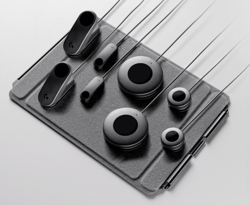 Súprava Logitech G Adaptive Gaming Kit s ovládačmi a tlačidlami položenými na podložke